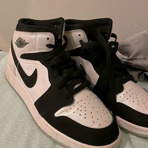 Air jordan 1’s black and white